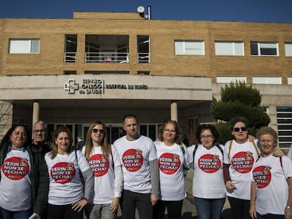 Integrantes de la plataforma contra el cierre del paritorio, delante del Hospital Comarcal de Verín (Ourense).