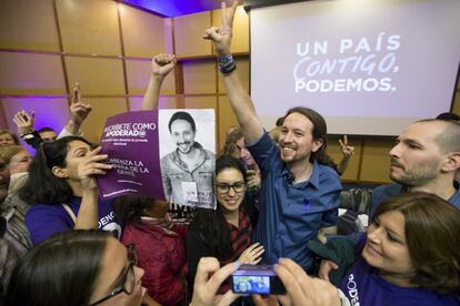 El líder de Podemos, Pablo Iglesias, rodeado de seguidores tras el acto de campaña celebrado en Santa Cruz de Tenerife.