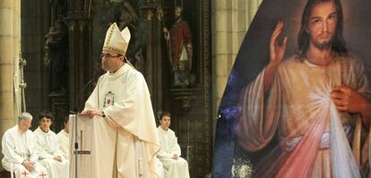 El obispo de San Sebastián, durante el oficio religioso de ayer en la catedral del Buen Pastor.