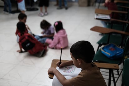 Un grupo de niños desplazados realiza tareas para aprender a escribir