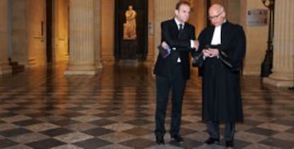 El fotografo Francois-Marie Banier junto a su abogado Pierre Cornut-Gentille.