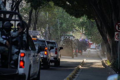 Automoviles blindados salen de las intalaciones de la Fiscalia especialicada en materia de delincuencia organizada. 