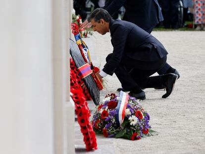 Rishi Sunak deposita una corona de flores en el acto británico de conmemoración del 80º aniversario del desembarco de Normandía, el jueves 6 de junio en Ver-sur-Mer (Francia).