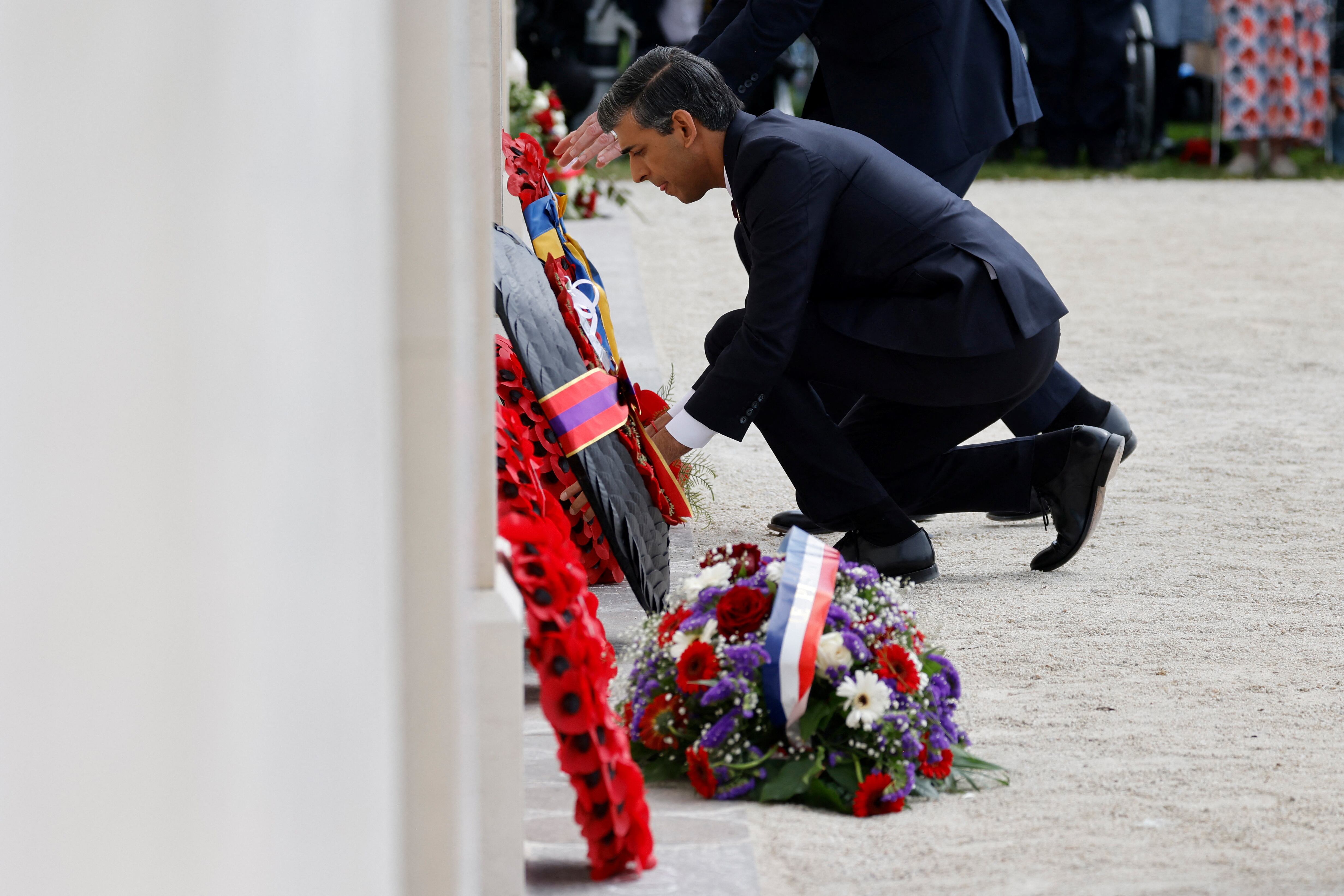 El primer ministro británico, Rishi Sunak, deposita una corona de flores durante la ceremonia conmemorativa del 80º aniversario del Día D, en Normandía.