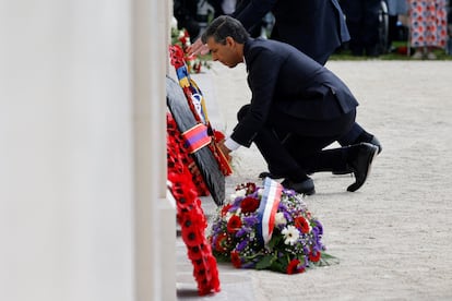 El primer ministro británico, Rishi Sunak, deposita una corona de flores durante la ceremonia conmemorativa del 80º aniversario del Día D, en Normandía.