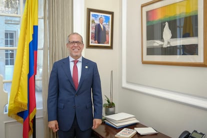 Alfredo Saade tras tomar posesión como jefe de gabinete de Gustavo Petro, el 26 de junio de 2025, en Bogotá.