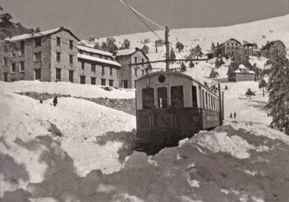 El ferrocarril del Guadarrama frente al Hotel Victoria, en el puerto de Navacerrada en 1927. 