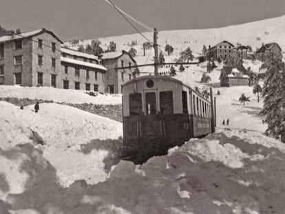 El ferrocarril del Guadarrama frente al Hotel Victoria, en el puerto de Navacerrada en 1927. 