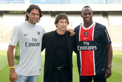 Leonardo posa junto a Sirigu y Sissoko, dos de los nuevos fichajes del PSG.