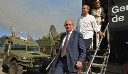 Jorge Fernández Díaz, ministro de Interior, Felip Puig, consejero de Interior, y María de los Llanos de Luna, delegada del gobierno en Cataluña