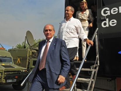 Jorge Fernández Díaz, ministro de Interior, Felip Puig, consejero de Interior, y María de los Llanos de Luna, delegada del gobierno en Cataluña