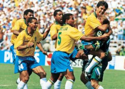 Mauro Silva comemora o tetra com a seleção em 1994.