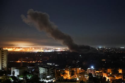 Una columna de humo se levanta desde el sur de Beirut tras los ataques del ejército israelí, este miércoles.