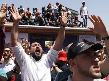 Decenas de jordanos se manifiestan contra la reforma fiscal, este miércoles en Amán. 