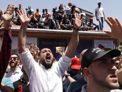 Decenas de jordanos se manifiestan contra la reforma fiscal, este miércoles en Amán.