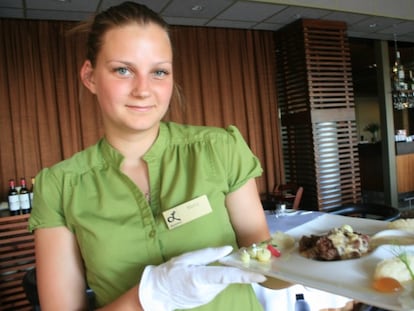 Una camarera muestra el plato de carne de castor.