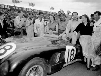 Tony Rolt (el tercero por la derecha) abraza, subido a su Jaguar, a su esposa tras ganar Las 24 horas de Le Mans en 1953.