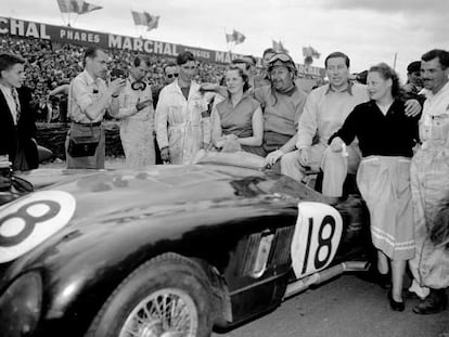 Tony Rolt (el tercero por la derecha) abraza, subido a su Jaguar, a su esposa tras ganar Las 24 horas de Le Mans en 1953.