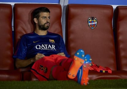 Piqué, en el banquillo durante el Levante-Barcelona. 