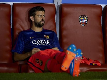 Piqué, en el banquillo durante el Levante-Barcelona. 