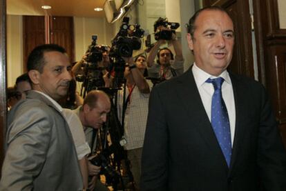 Joaquín Ripoll, presidente de la Diputación de Alicante (derecha de la imagen), junto a uno de sus asesores tras salir de una rueda de prensa sobre el caso Brugal.