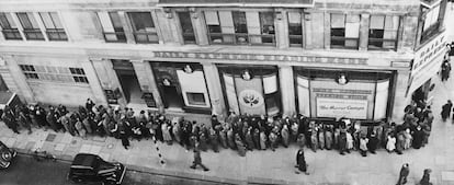 Cola de personas ante la entrada de la exposición ‘The Horror Camps’, Londres, mayo de 1945.