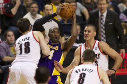 Kobe Bryant presionado por Claver