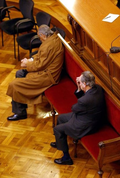 El ex juez Luís Pascual Estevill y el abogado Joan Piqué Vidal durante la lectura de la sentencia que les condenó en 2005 por delitos de cohecho, prevaricación y detneción ilegal, entre otros.
