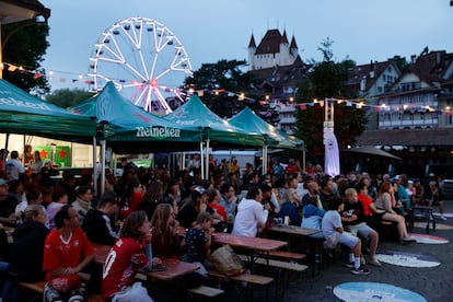 Decenas de personas en la Fan Zone de la Eurocopa 2025 el domingo, en Thun (Suiza).