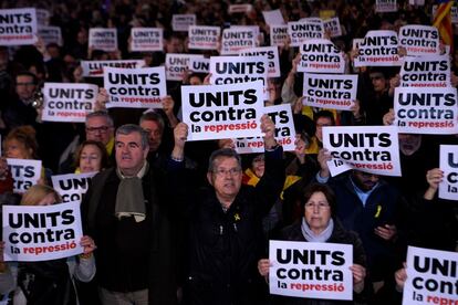 Manifestants amb pancartes amb el lema "units contra la repressió" en una protesta a la plaça Catalunya de Barcelona.