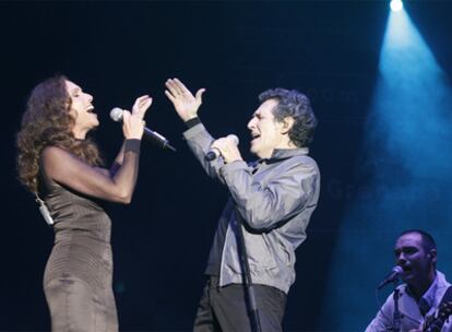 Ana Belén canta <b><i>España, camisa blanca</b></i> con Miguel Ríos<b></b><b> anoche en Hoyos del Espino.