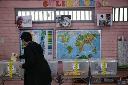 Un hombre vota por durante el proceso de elección de la constituyente anterior, el 16 de mayo de 2021 en Santiago (Chile).