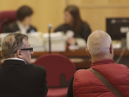 El exalcalde Mariano Camio en el banquillo de los acusados durante la primera jornada del juicio.