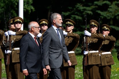 El rey Felipe VI y el presidente de la República de Estonia, Alar Karis, pasan revista a las tropas a su llegada a Tallin, capital de Estonia, este domingo.
