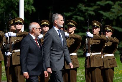 El rey Felipe VI y el presidente de la República de Estonia, Alar Karis, pasan revista a las tropas a su llegada a Tallin, capital de Estonia, este domingo.
