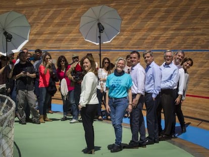 Carina Mejías (C's), María José Lecha (CUP), Alfred Bosch (ERC), Alberto Fernández Díaz (PP), Xavier Trias (CIU), Jaume Collboni (PSC) y Ada Colau (BComú) posaron para EL PAÍS en las instalaciones del Velòdrom d'Horta.