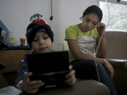 Marilyn Ochoa y su hijo Ángel Gutiérrez en el hospital José Manuel de los Ríos de Caracas.