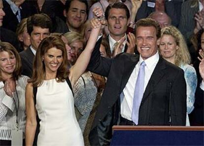 El gobernador Gray Davis y su esposa, tras reconocer la derrota en la consulta electoral californiana.