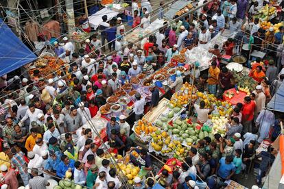 Decenas de personas compran comida para romper el ayuno durante el primer día de Ramadán, el 7 de mayo en Daca (Bangladesh).