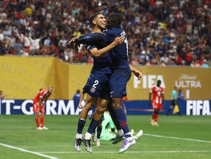 Hakimi y Dembélé celebran el gol de este último que significó el definitivo 2-0.