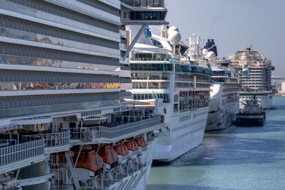 Cruceros en el puerto de Barcelona en mayo, en las semanas de temporada alta del sector.