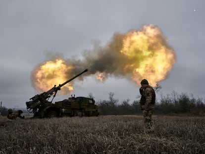 Soldados ucranios utilizan el sistema de artillería francés Caesar en el frente de Avdiivka, en diciembre de 2022.