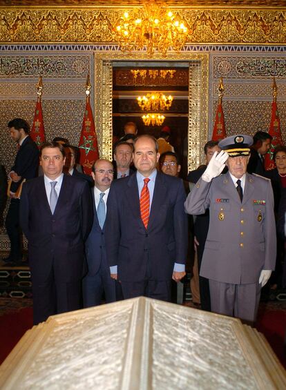 Manuel Chaves, el consejero de la Presidencia de la Junta, Gaspar Zarrías y el coronel Scali junto al embajador de España en Marruecos, Luis Planas junto a la tumba del Rey Mohamed V en Rabat.