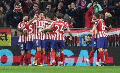 Los jugadores del Atlético celebran el gol de Saúl.