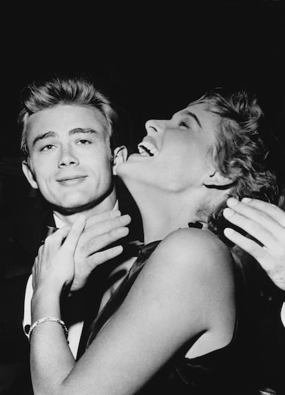 James Dean y Ursula Andress.