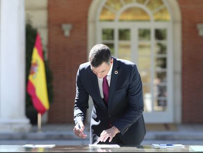 El presidente del Gobierno, Pedro Sánchez, este viernes en la firma del pacto por la reactivación económica en La Moncloa.