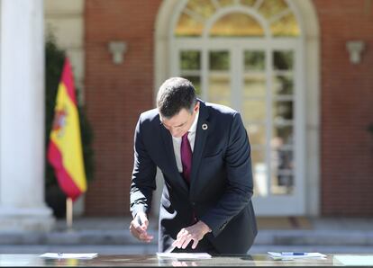 El presidente del Gobierno, Pedro Sánchez, este viernes en la firma del pacto por la reactivación económica en La Moncloa.