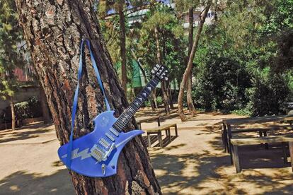 Una guitarra penjada a un arbre, al parc de les Aigües.