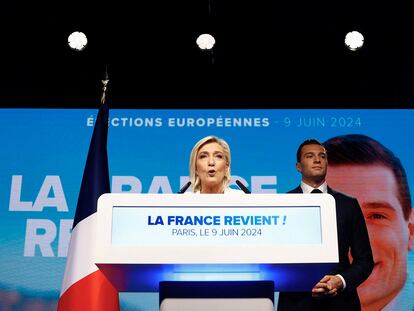 La presidenta de Reagrupamiento Nacional, Marine Le Pen, se dirige a sus seguidores en París, este domingo.