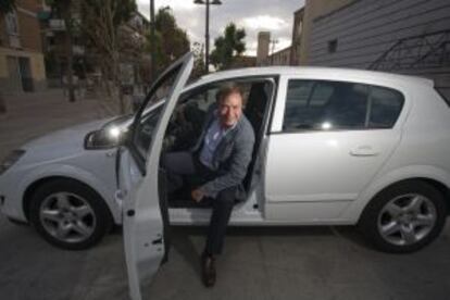 El alcalde de Getafe, Juan Soler, sale del coche de su antecesor, Pedro Castro.